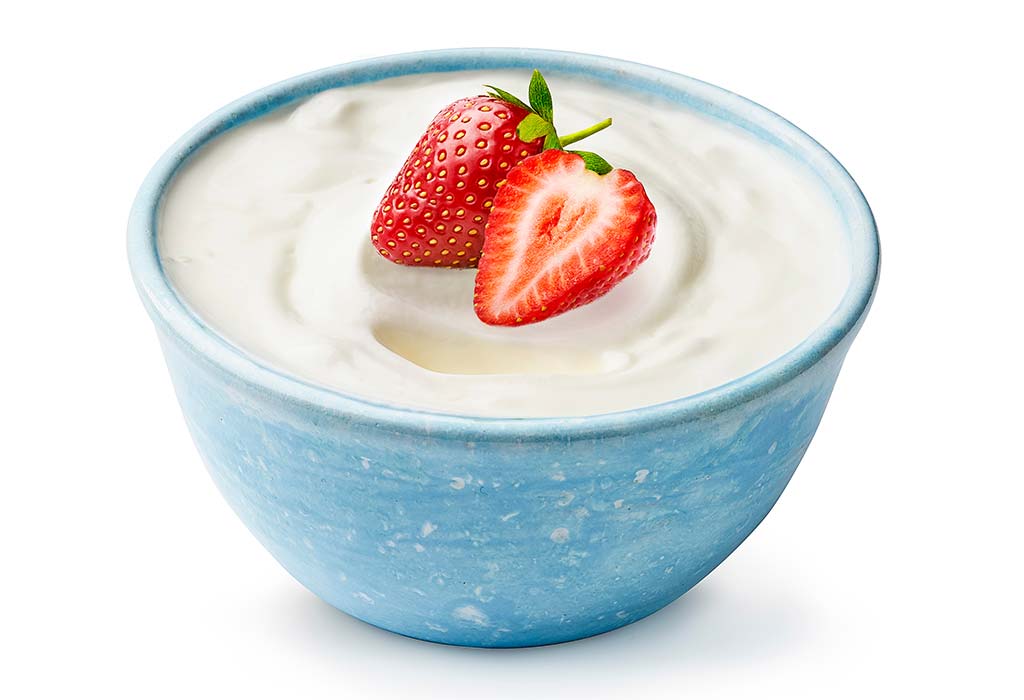 الزبادي اليوناني للأطفال: الفوائد والوصفات والاحتياطات 4 عصير الزبادي بالفراولة