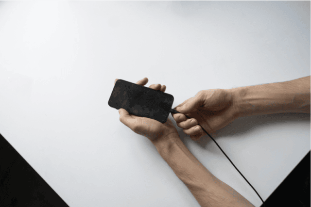 طريقة إخراج الماء من آيفون 1 شحن آيفون