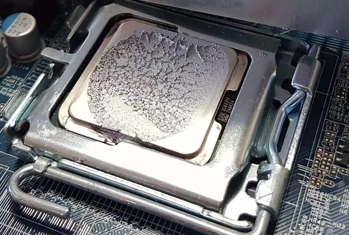 ماذا يحدث إذا وضعت المعجون الحراري للمعالج بكمية كبيرة؟ 8 المعالج الحرارية لصق خارج المقود