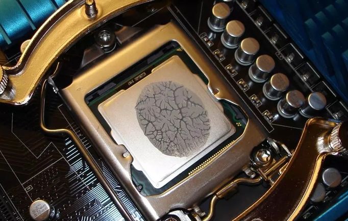 ماذا يحدث إذا وضعت المعجون الحراري للمعالج بكمية كبيرة؟ 9 المعالج معجون حراري أقل تطبيق