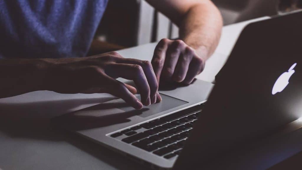 اختيار نظام تشغيل على جهاز Mac يعمل بنظام Windows