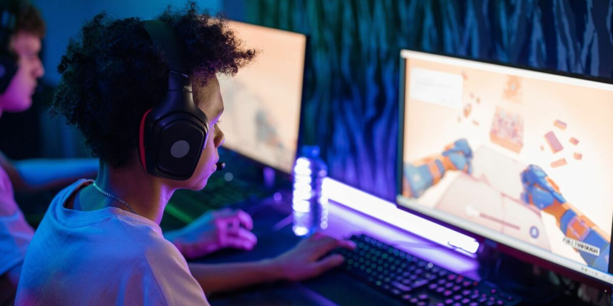 رجل يلعب الألعاب عبر الانترنت مع الأصدقاء