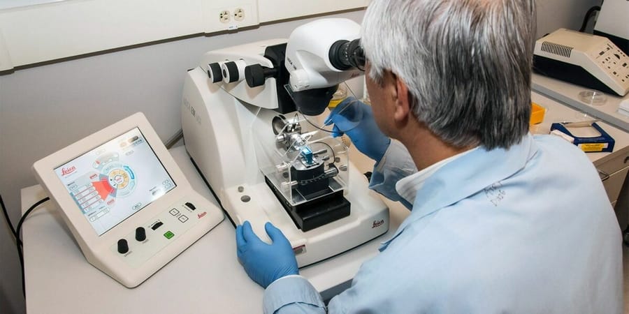 ما هو الكمبيوتر العملاق؟ أفضل 10 أجهزة كمبيوتر عملاقة 9 عالم يبحث من خلال مجهر