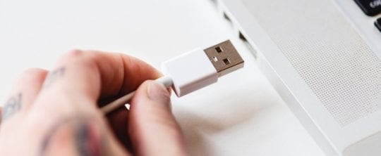 إليك الفرق بين USB-C و Lightning Cable 2 كبل USB يدخل إلى المنفذ