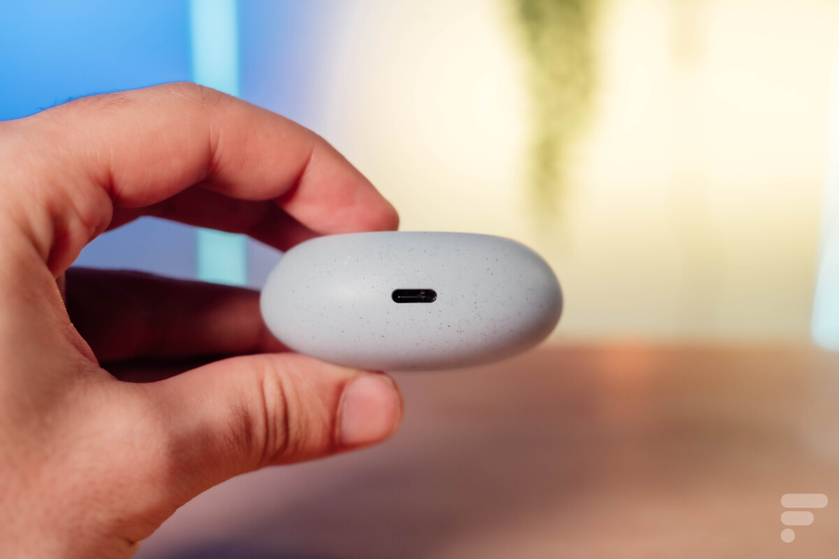 Huawei FreeBuds 5i Review: Best Quality & Budget Earbuds 27 La prise USB sous le boîtier des Huawei FreeBuds 5i