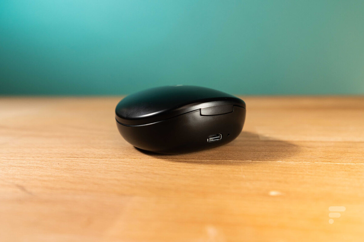 La prise USB-C au dos du boîtier des Sennheiser Conversation Clear Plus